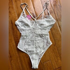 NWT beautiful sheer bodysuit Buitifo size M